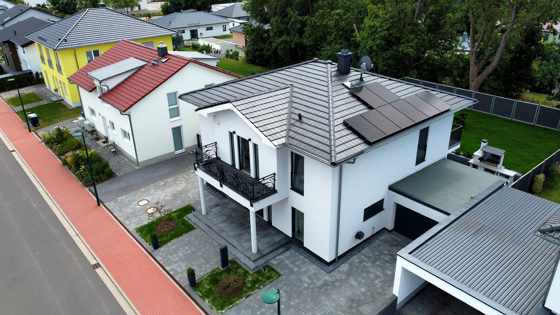 Full-Black-Module auf Walmdach
